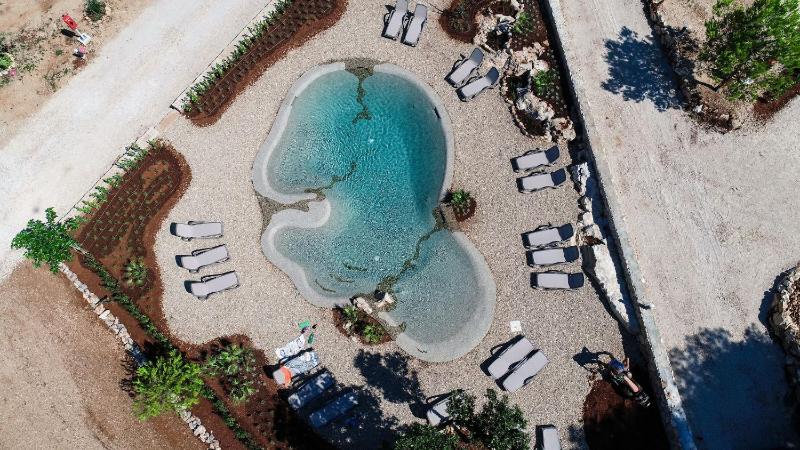 Studio with Pool View image 3