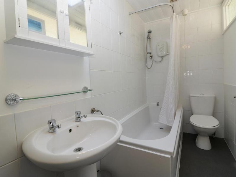 Harbourside Cottage - image 12