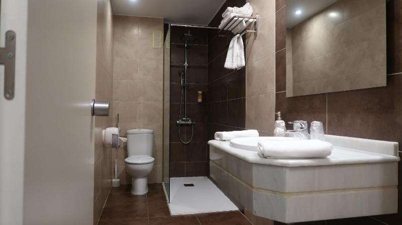 Double Room image 4