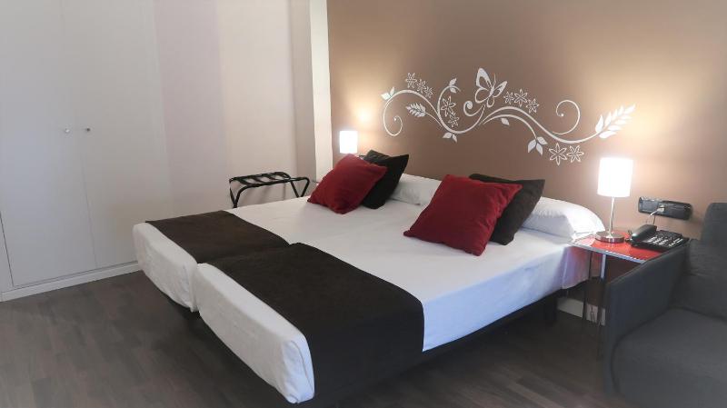 Double Room image 3