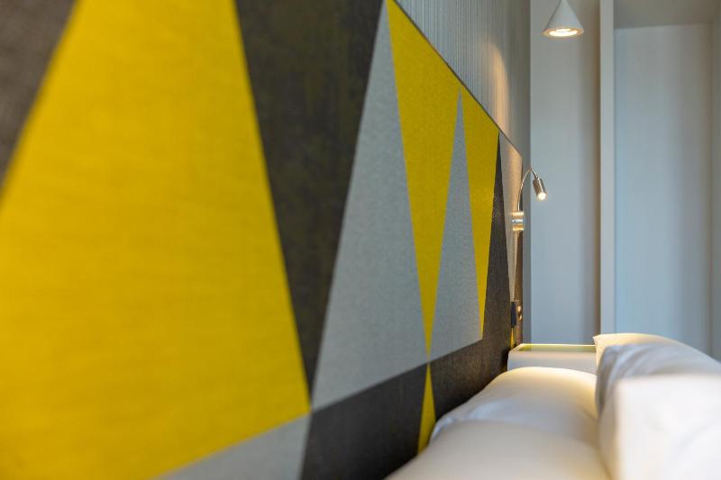 Standard Twin Room with Sofa image 4