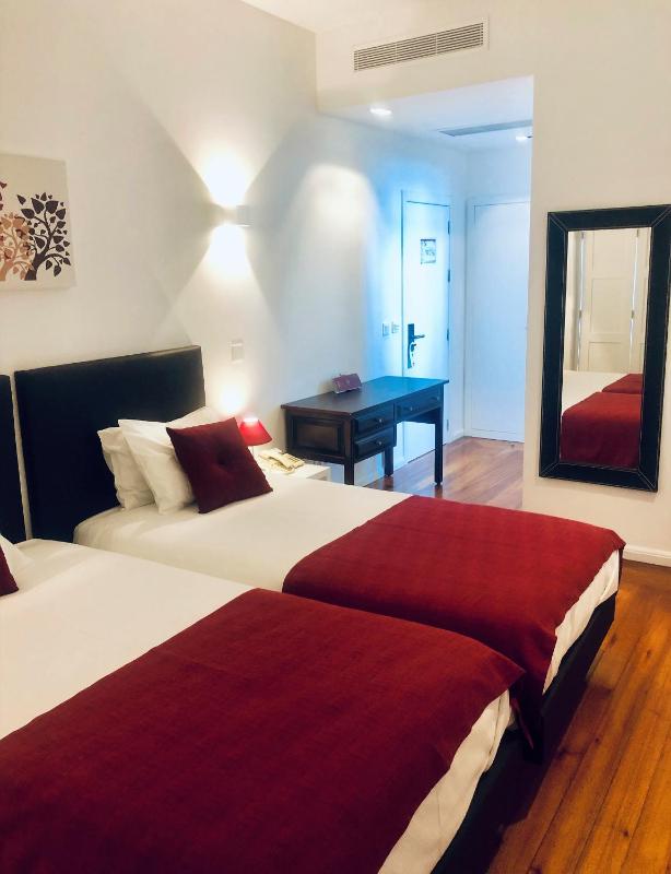 Twin Room image 3