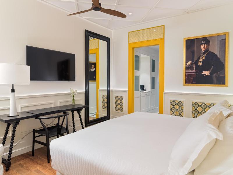 Double or Twin Room with City View image 3