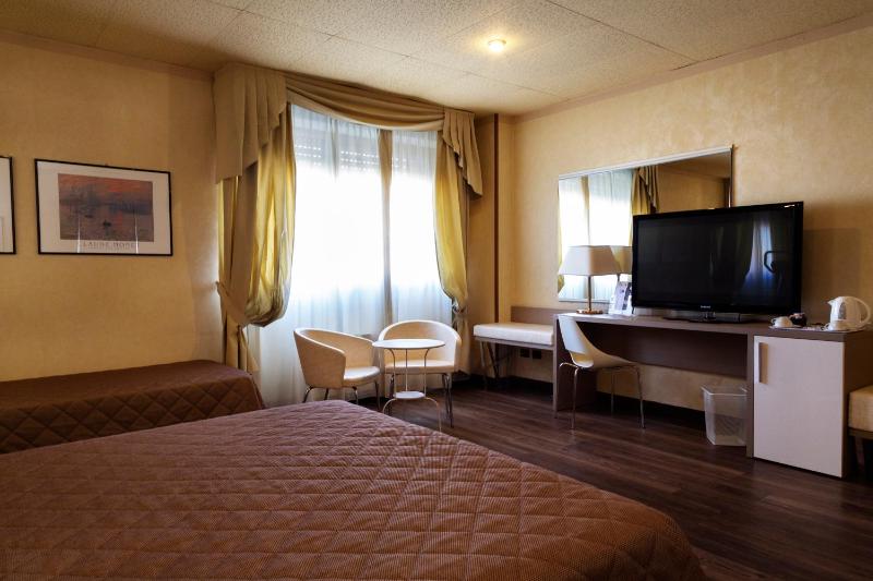 Standard Triple Room image 4