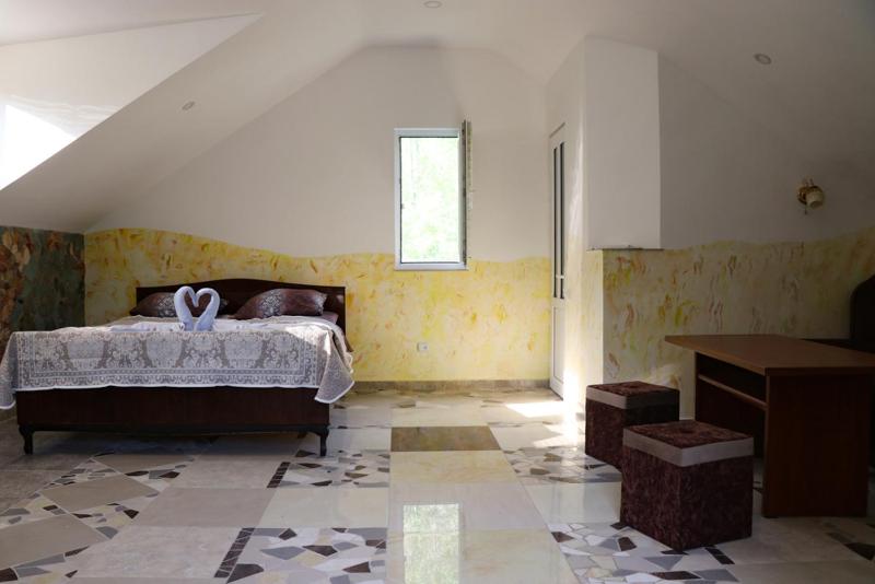 One-Bedroom Apartment image 2
