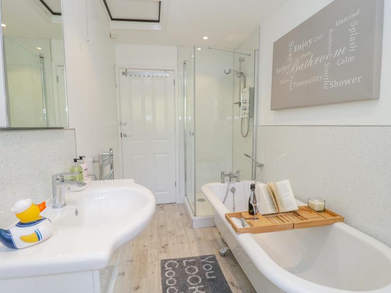 Duck Cottage - image 25