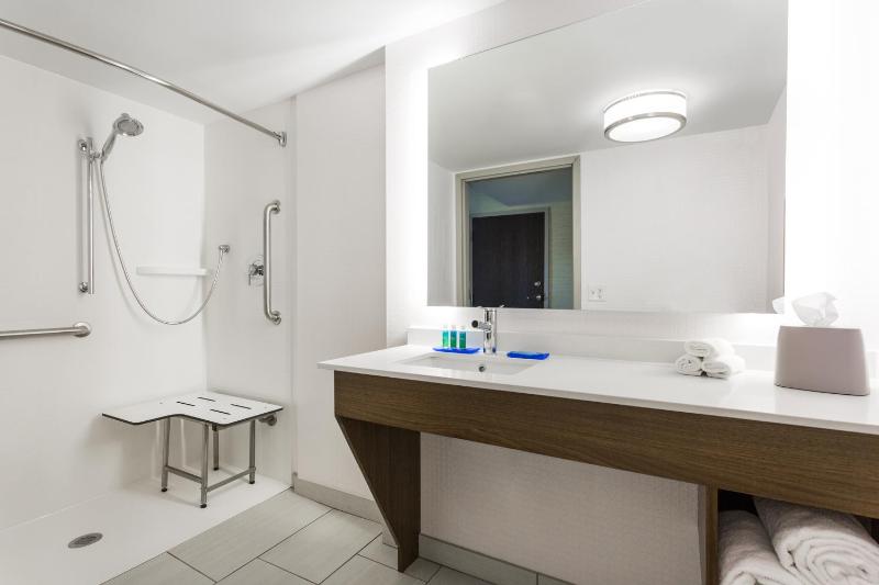 King Room with Roll-In Shower - Disability Access image 3
