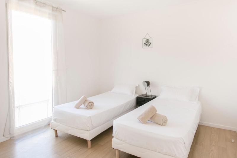 One-Bedroom Apartment with Twin Beds image 4