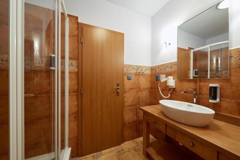 Twin Room image 3