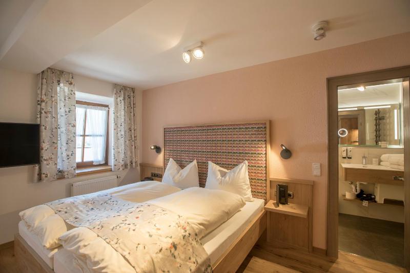 Deluxe Double Room image 4