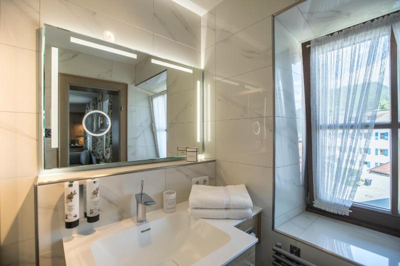 Deluxe Double Room image 2