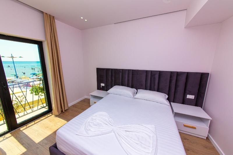 Double Room with Sea View and French Balcony image 1