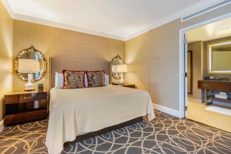 Premier Executive Room - 1 King Bed image 3