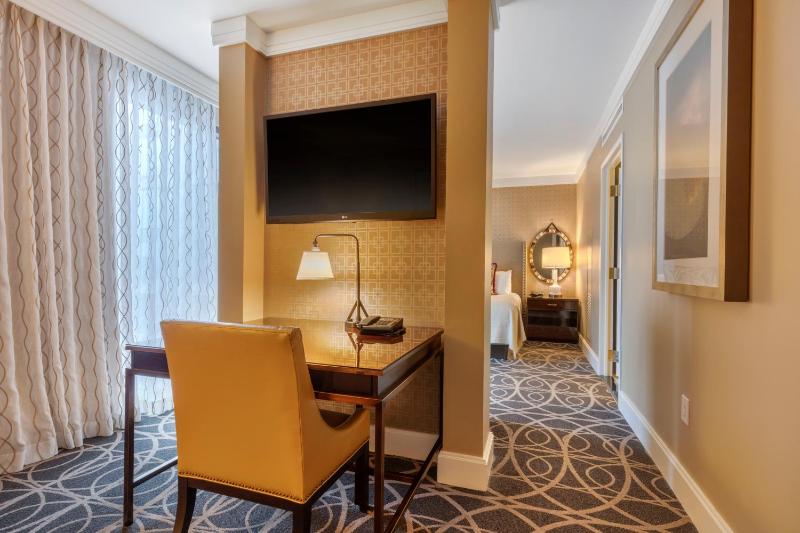 Premier Executive Room - 1 King Bed image 4