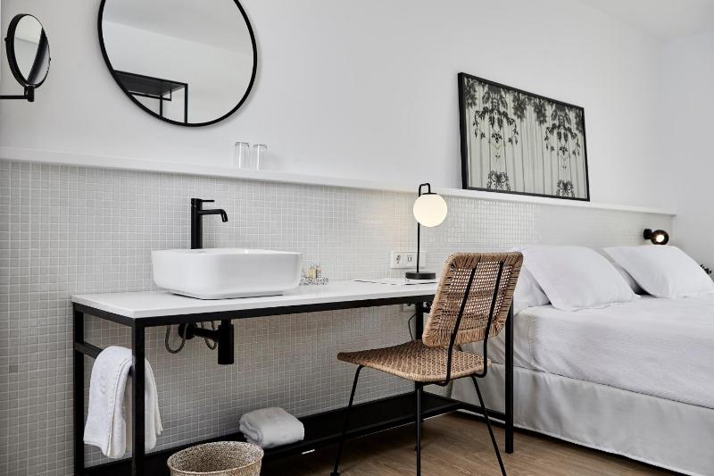 Twin Room with Balcony image 3