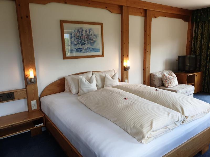 Double Room with Balcony image 4