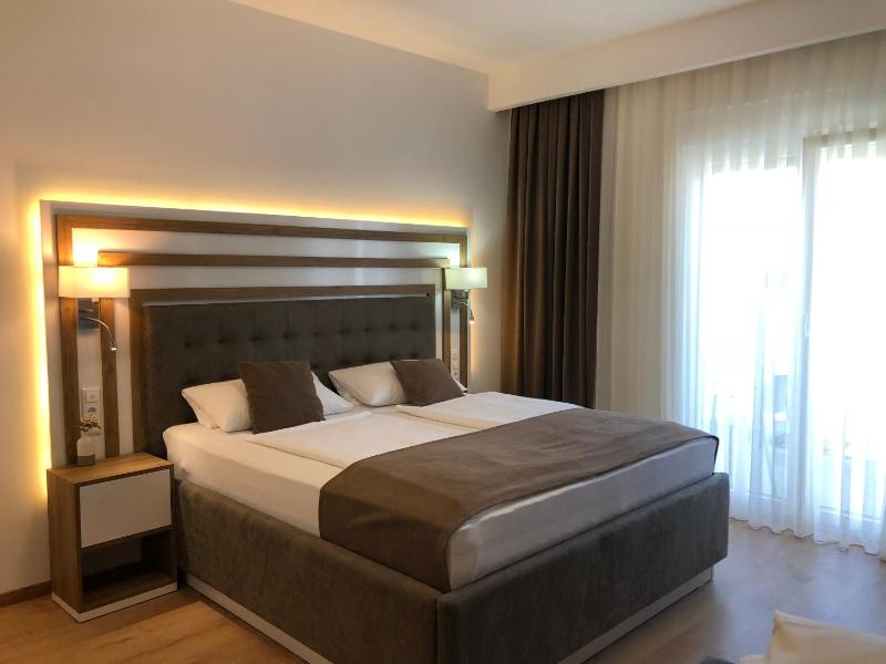 Deluxe Double Room with Balcony image 3