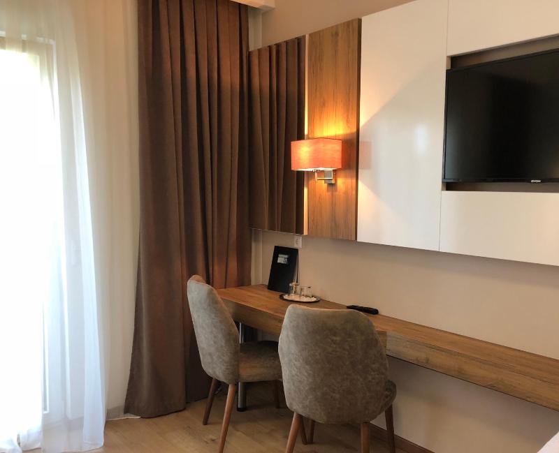 Deluxe Double Room with Balcony image 2