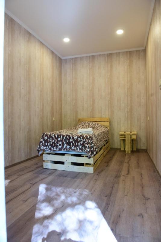Single Room with Shared Bathroom image 3