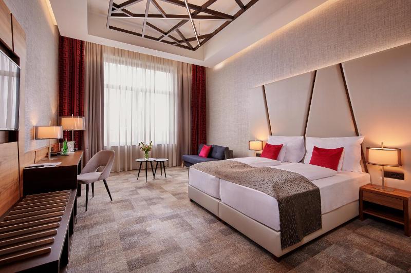 Superior Double or Twin Room with City View image 2