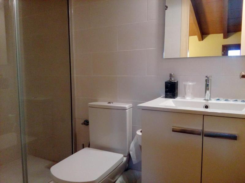 Twin Room with City View image 2