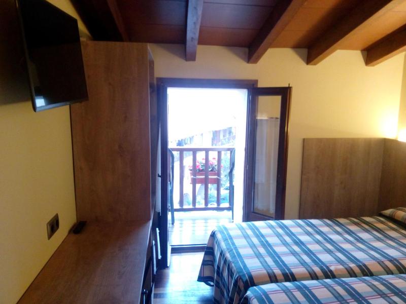 Twin Room with City View image 4