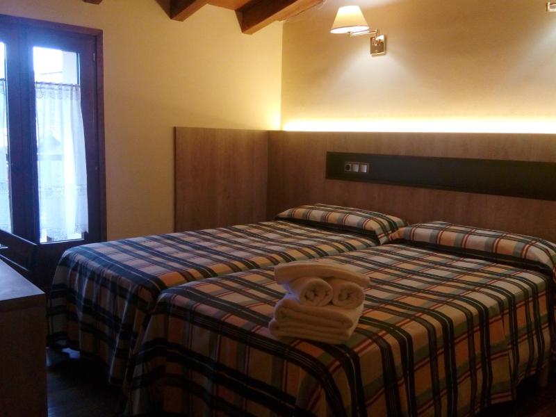 Twin Room with City View image 1