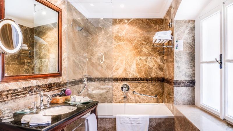 Deluxe Double or Twin Room image 2