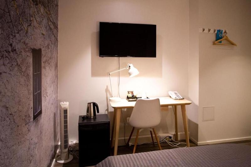 Budget Double Room without Window image 3