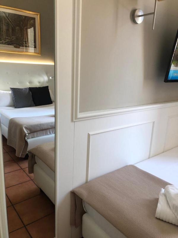 Classic Double Room image 4
