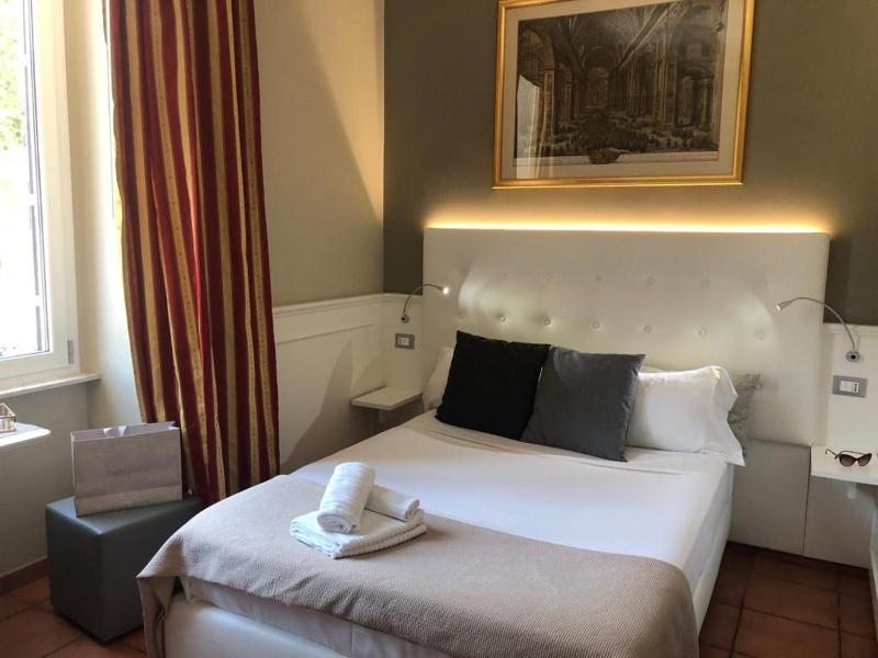 Classic Double Room image 3