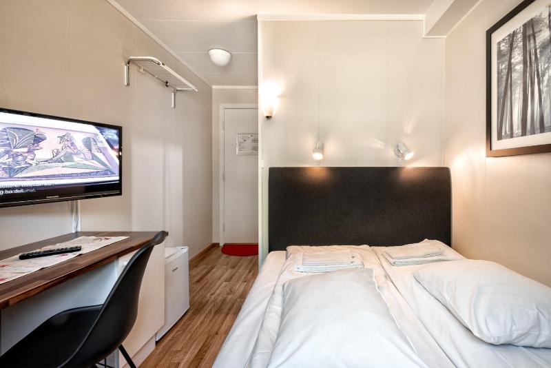 Budget Double Room image 3