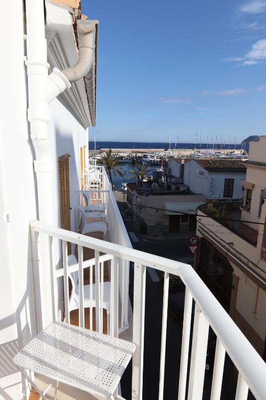 Twin Room with Balcony with Aircon/Heating image 2