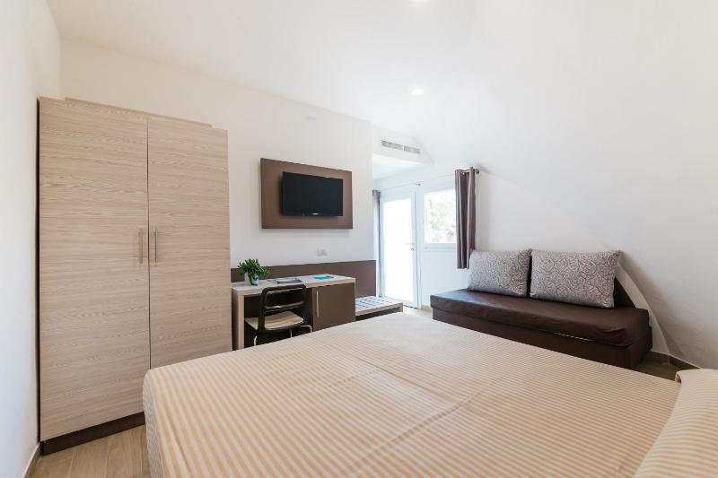 Standard Double Room image 4
