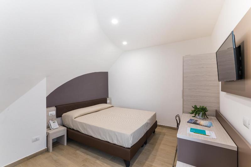 Standard Double Room image 3