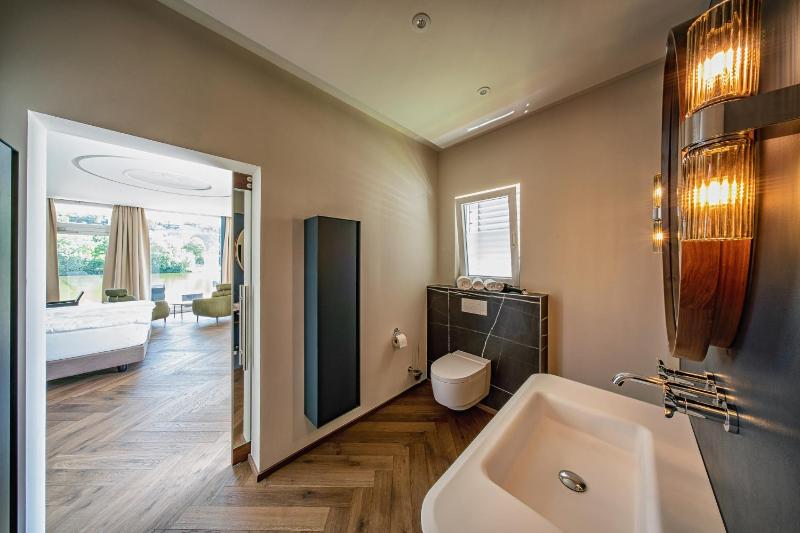 Junior Suite with Lake View image 2