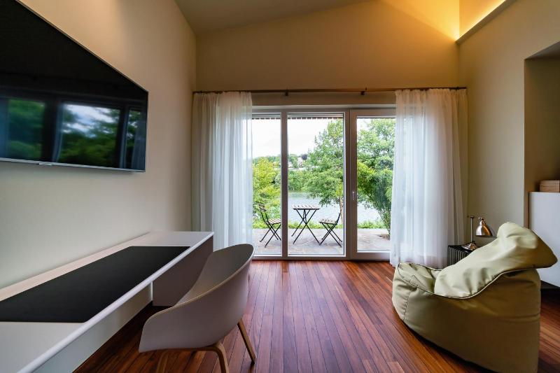 Double Room with Lake View image 4