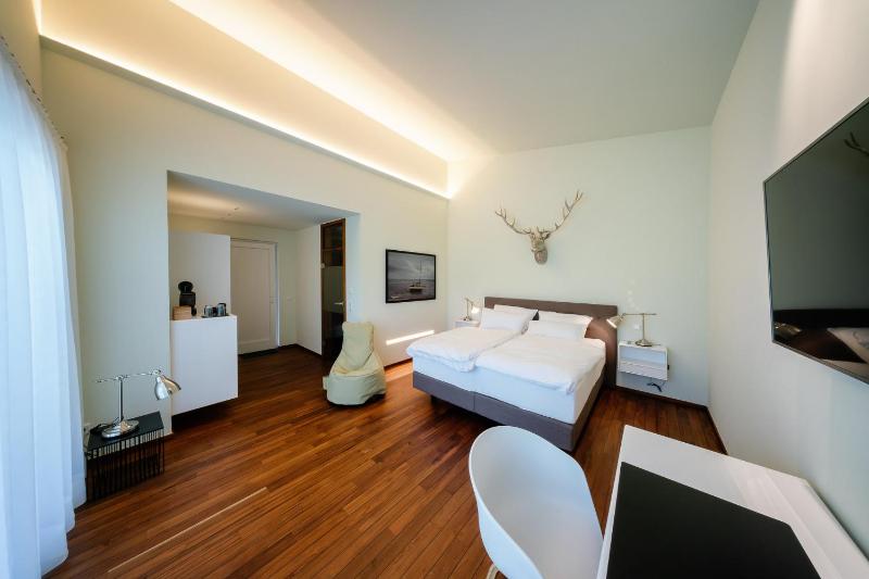 Double Room with Lake View image 2