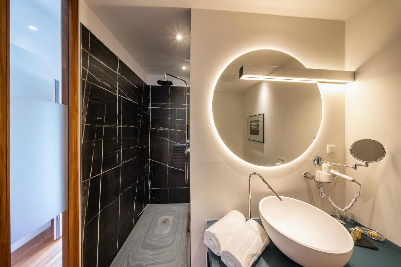 Deluxe Room image 2