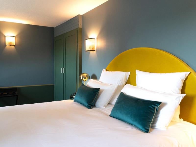 Standard Double Room - City Side image 3
