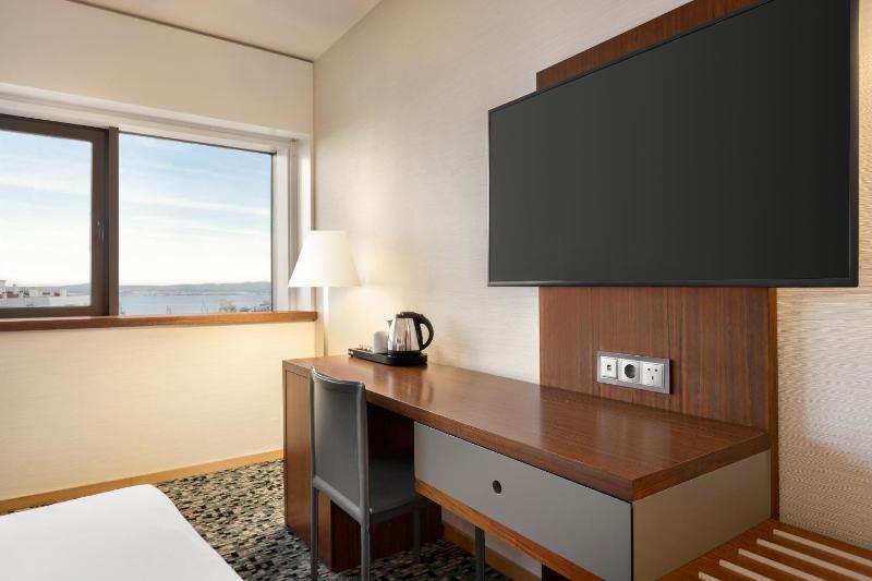 1 Double Bed, Superior Room, River View, Non-Smoking image 3
