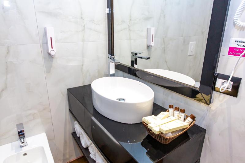 Deluxe Double Room with Balcony - Ground Floor image 2