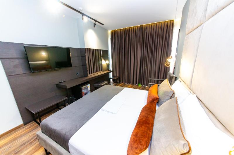 Deluxe Quadruple Room with Balcony - Ground Floor image 3