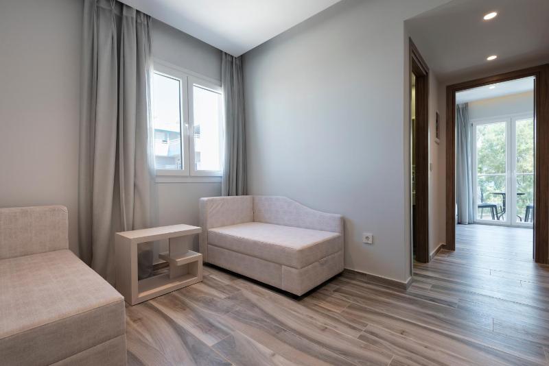 Deluxe Family Room with Side Sea View image 4