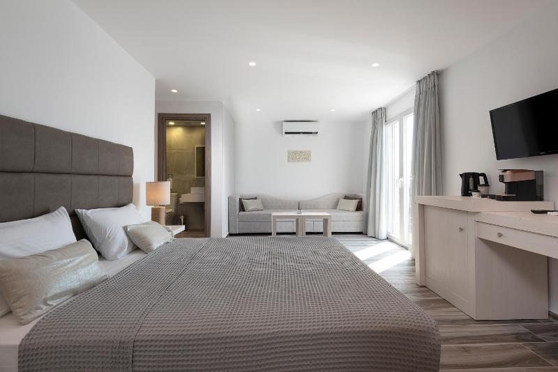 Deluxe Family Suite with Front Sea View image 4