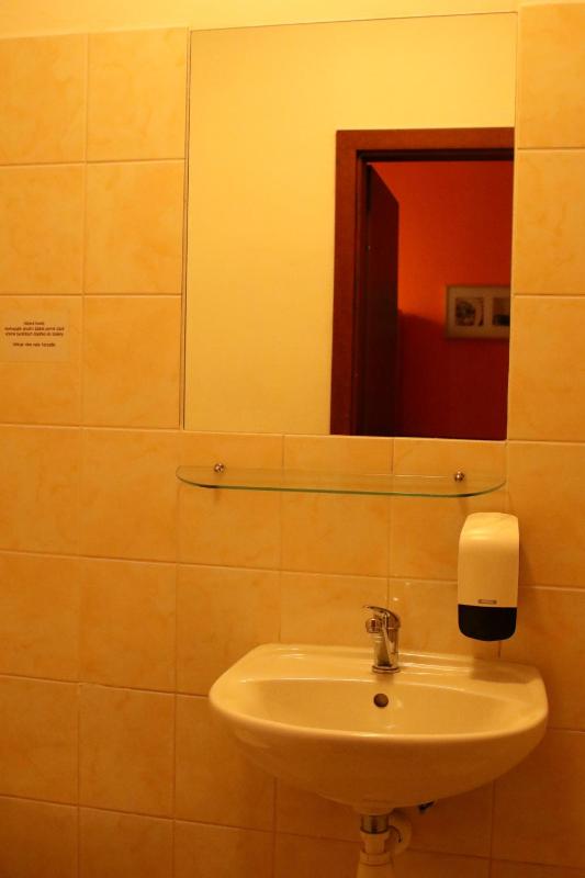 Economy Twin Room image 1