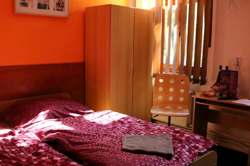 Economy Twin Room image 3