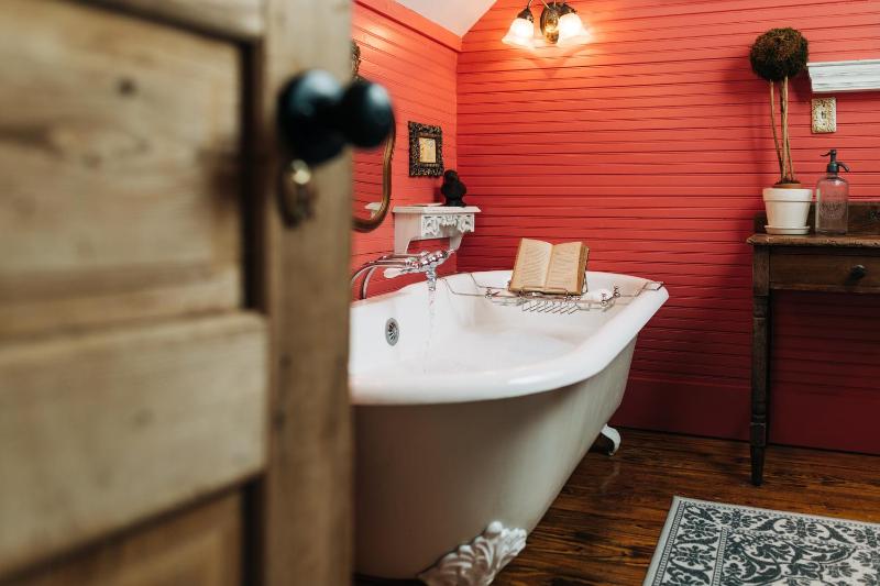 King Room image 3