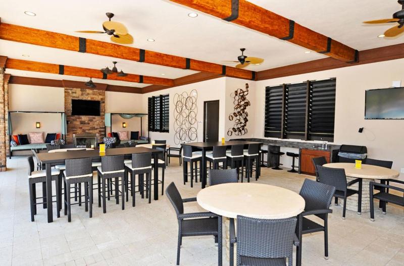 Six-Bedroom House image 2