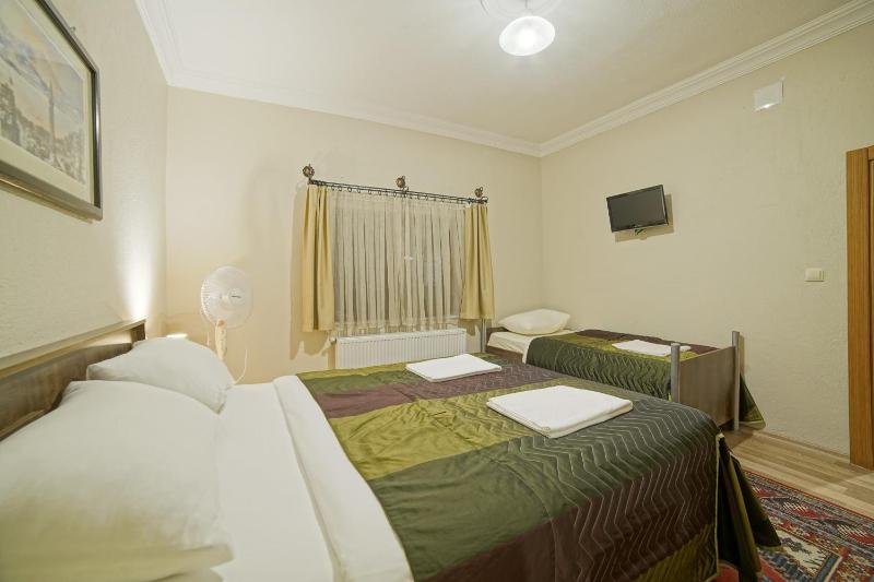 Triple Room with Bathroom image 2